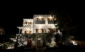 Deluxe Studios & Suites Ageri-Milos
